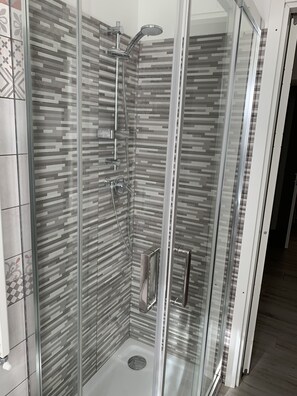 Dusche, Haartrockner, Bidet, Handtücher