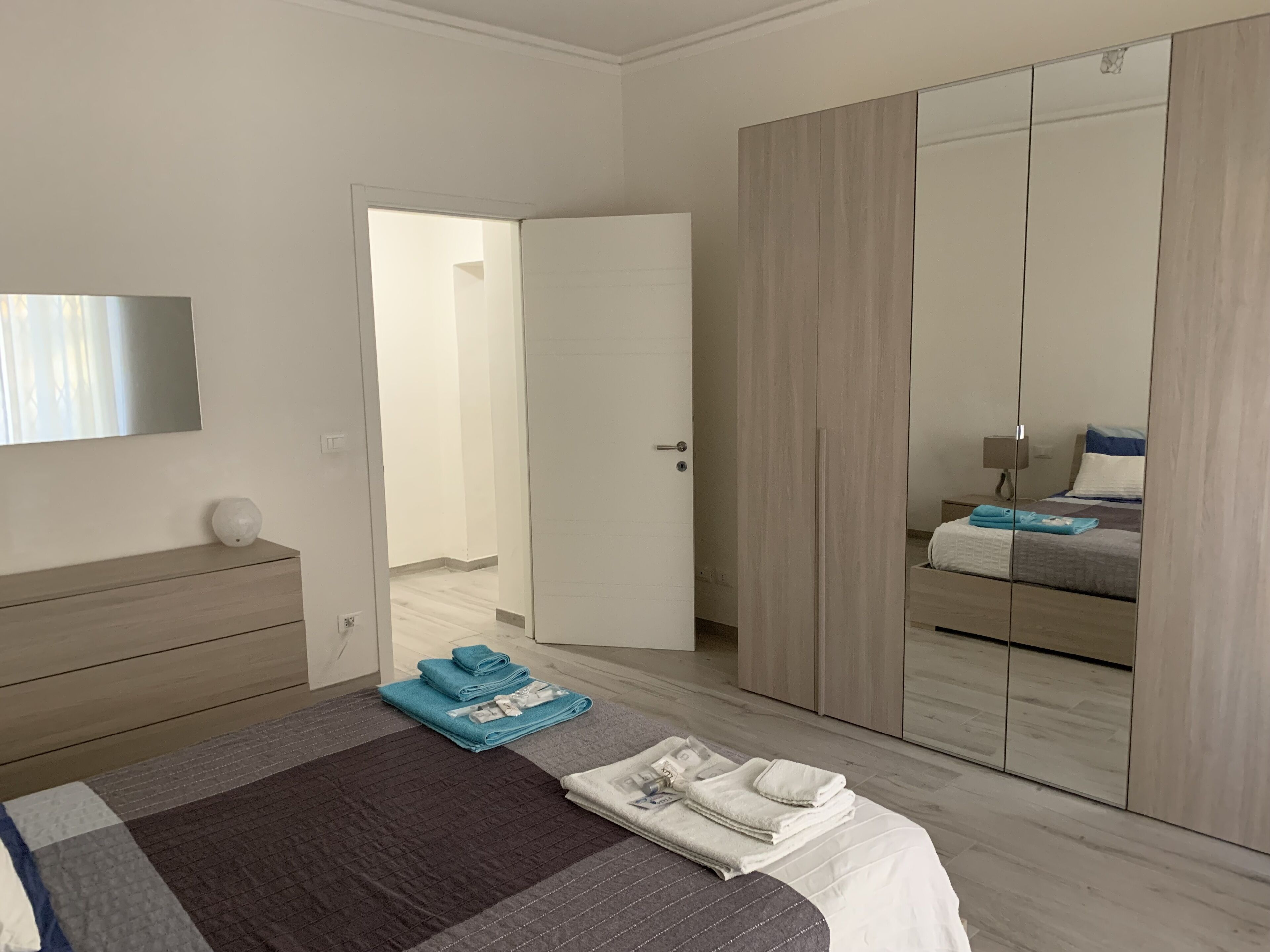 2 habitaciones, escritorio, tabla de planchar con plancha y wifi gratis 