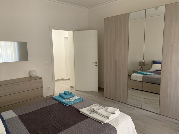 2 Schlafzimmer, Schreibtisch, Bügeleisen/Bügelbrett, kostenloses WLAN