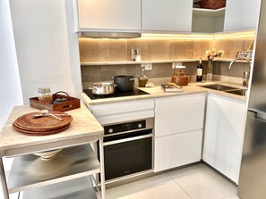 Réfrigérateur, micro-ondes, four, plaque de cuisson