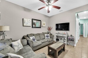 TV - Cute & Cozy Central Entertainment District Condo @ Pike (South Padre Island)