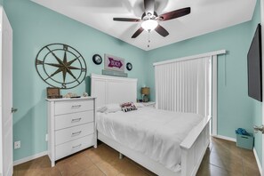 2 bedrooms, iron/ironing board, free WiFi, bed sheets - Cute & Cozy Central Entertainment District Condo @ Pike (South Padre Island)