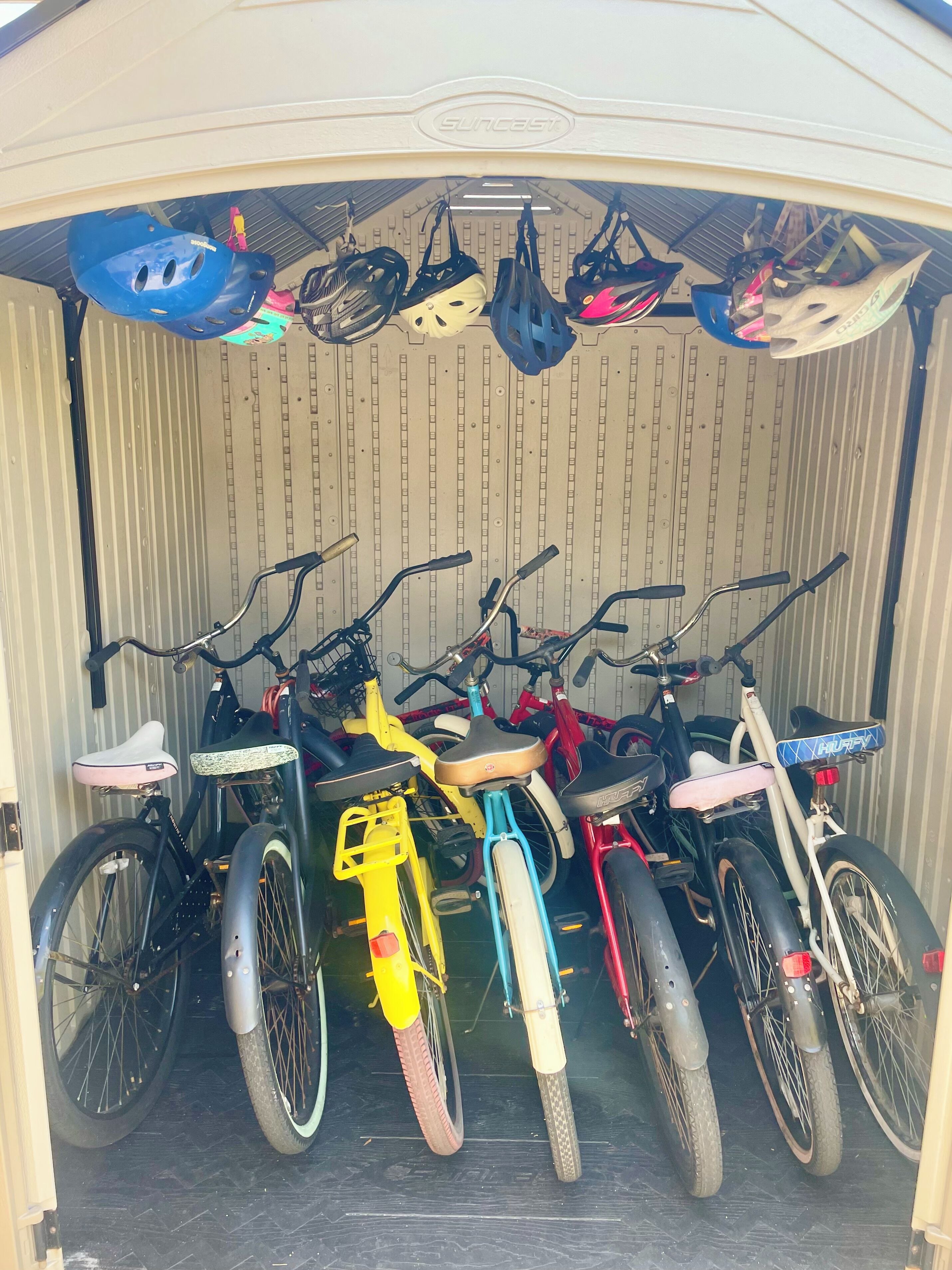 Un área de almacenamiento con bicicletas y cascos.