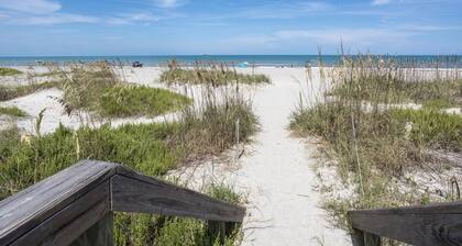 The Dolphin Den- Blocks to the Beach and River~Kayaks and Bikes provided!
