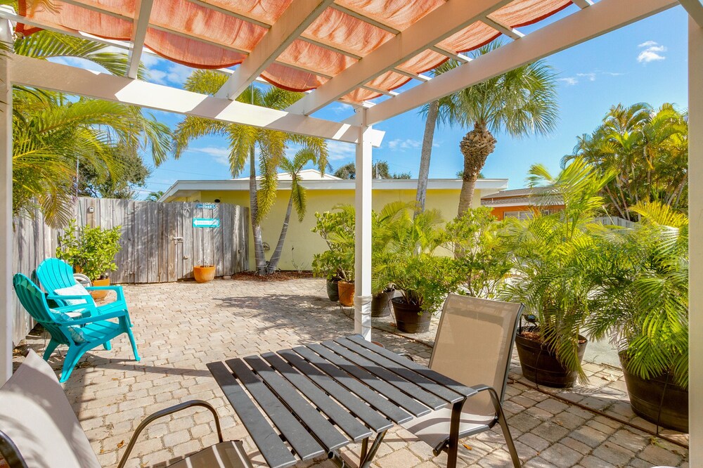 The Dolphin Den- Blocks to the Beach and River!