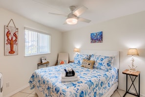 Skrivebord, wi-fi (inkludert) og sengetøy