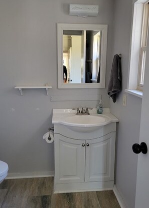 Kombination af bruser/badekar, hårtørrer, håndklæder, Sæbe