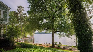 Une propriété située au bord du lac, dotée d’un jardin bien entretenu, d’un sentier menant à un quai et offrant une vue sur l’eau.