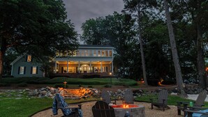 Une maison avec un foyer extérieur et un espace salon de jardin.