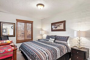 1 bedroom, desk, iron/ironing board, free WiFi - Fort Marcy 100 | Walk to Plaza | Full Kitchen | Hot Tub | Pool | End Unit | Single Level (Santa Fe)