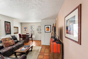 TV connectée, lecteur de DVD, livres