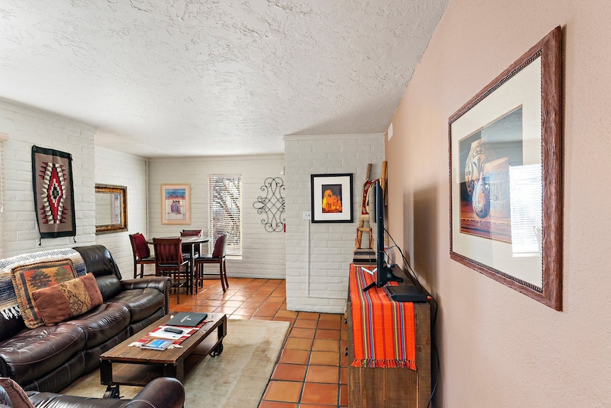 Fort Marcy 100 | Walk To Plaza | Full Kitchen | Hot Tub | Pool | End Unit | Single Level - Santa Fe, NM