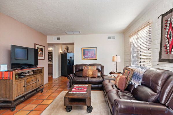 Smart TV, DVD player, books - Fort Marcy 100 | Walk to Plaza | Full Kitchen | Hot Tub | Pool | End Unit | Single Level (Santa Fe)