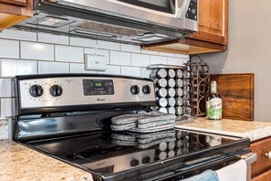 Fridge, microwave, oven, stovetop - HOT TUB Firepit Pool Table Patio Downtown Denver (Denver)