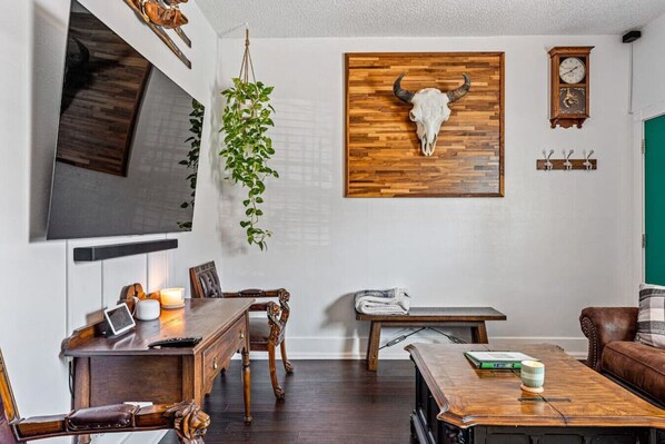 Smart TV, fireplace, video games, stereo - HOT TUB Firepit Pool Table Patio Downtown Denver (Denver)