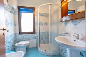 Shower, hair dryer, bidet - Su Castangiu1, flat in villa with swimming pool and 5-a-side football pitch (tertenia)