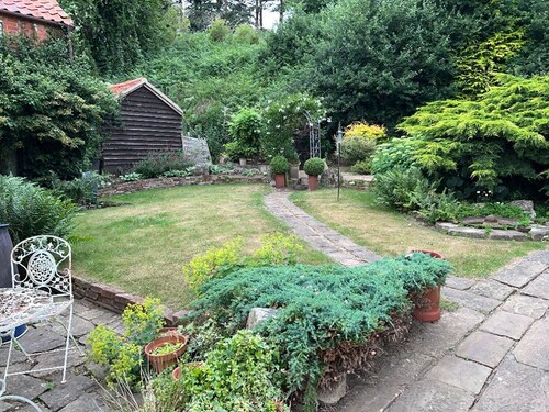 Dog-friendly, Secluded, Spacious Cottage with Large Garden. Sleeps 6
