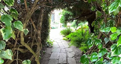 Dog-friendly, Secluded, Spacious Cottage with Large Garden. Sleeps 6