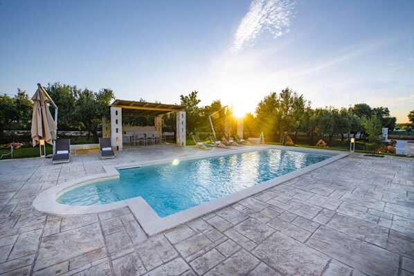 Una piscina al aire libre