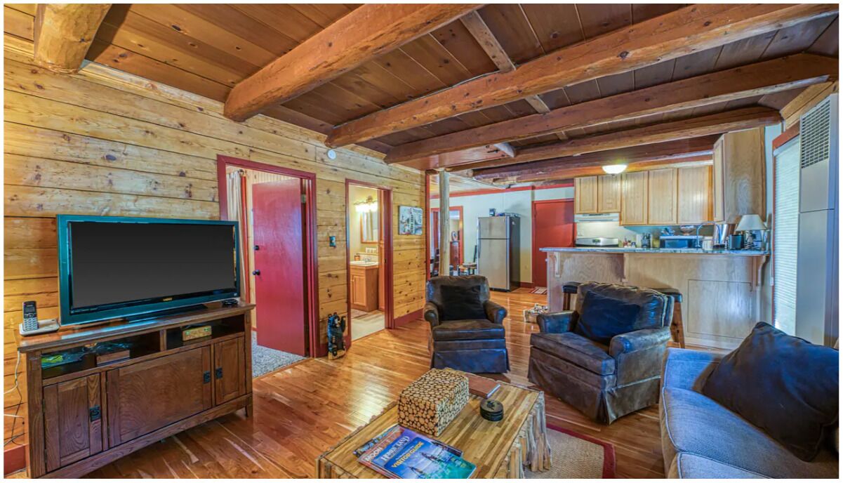Adorable updated cabin walking distance to the lake!