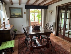 Family dining - Cherry Tree Cottage (Woodbridge)