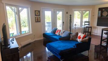 Älytelevisio, takka, videopelejä, pöytäjalkapallopöytä