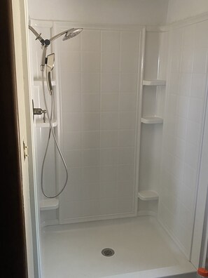 Combined shower/bathtub, towels, soap, shampoo