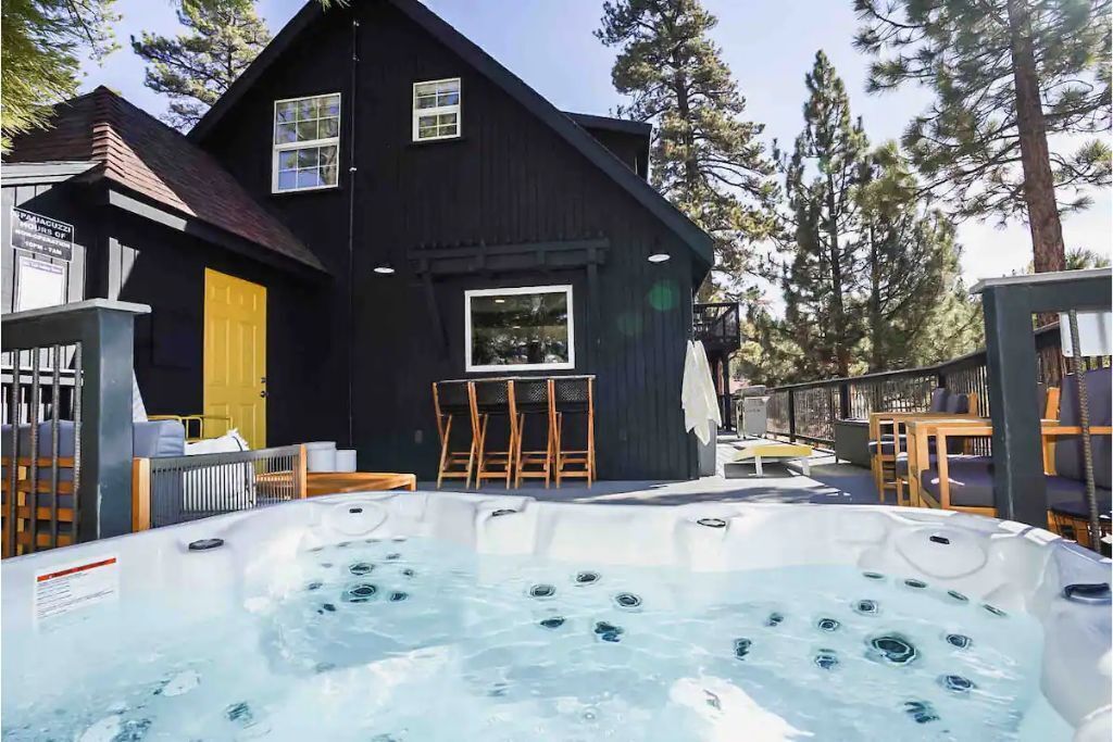 NEW! Lux Cozy Peekaboo Lake View Jacuzzi 4bd 3bath 1mi to Village 1mi to Lake AC