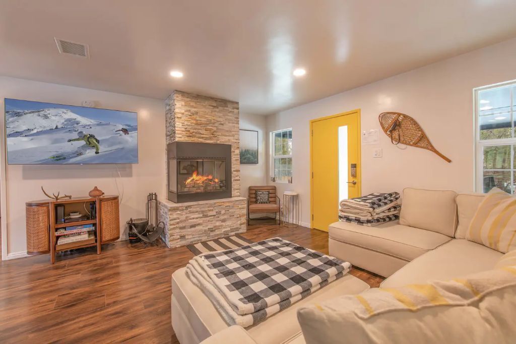 NEW! Lux Cozy Peekaboo Lake View Jacuzzi 4bd 3bath 1mi to Village 1mi to Lake AC