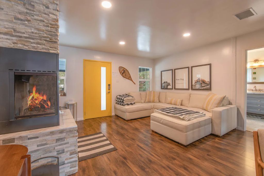 NEW! Lux Cozy Peekaboo Lake View Jacuzzi 4bd 3bath 1mi to Village 1mi to Lake AC