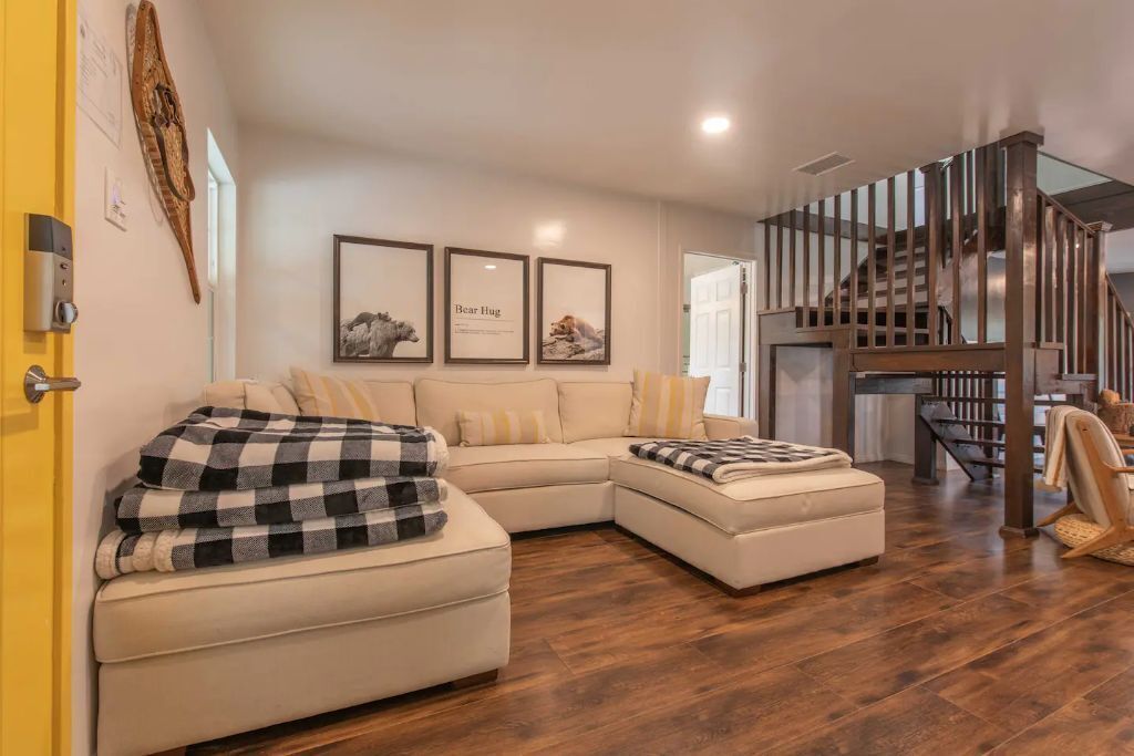 NEW! Lux Cozy Peekaboo Lake View Jacuzzi 4bd 3bath 1mi to Village 1mi to Lake AC