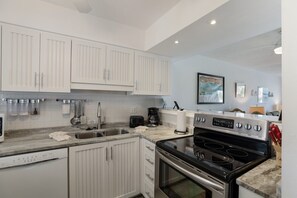 ثلاجة، ميكروويف، موقد طهي مسطح، غسالة أطباق