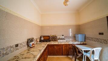 Réfrigérateur, four, tables à manger