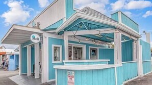 Un edificio pequeño de una sola planta con una decoración azul y blanca, que muestra un letrero que dice “Melt”.