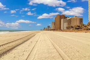 En la playa, camastros y toallas de playa 