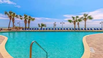 Een binnenzwembad, een verwarmd zwembad