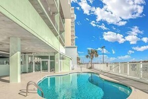 Una piscina cubierta, una piscina climatizada