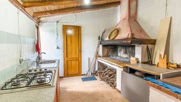 ثلاجة، فرن، موقد طهي مسطح، كرسي للأطفال