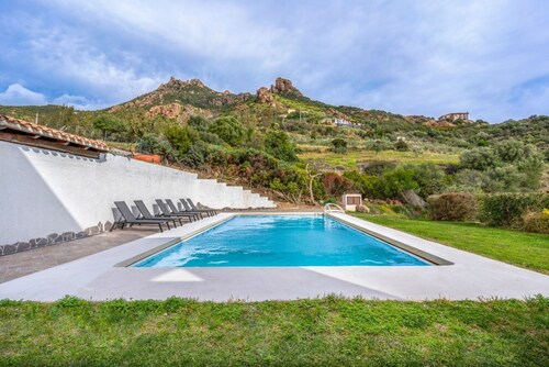 Su Castangiu2, first floor in villa with swimming pool and 5-a-side football pit