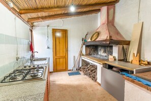 Frigorífico, horno, placa de cocina y trona infantil