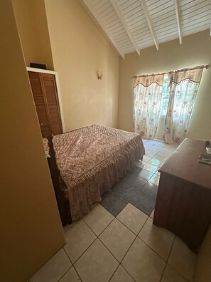 4 bedrooms, desk, iron/ironing board, WiFi