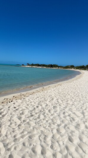 Na praia, espreguiçadeiras, toalhas de praia
