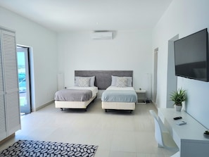 3 quartos, ferros/tábuas de passar roupa, berço de viagem