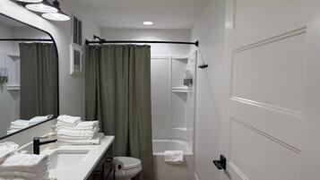 Combined shower/tub, hair dryer, towels