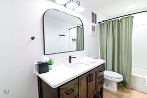 Ensemble baignoire-douche, séchoir à cheveux, serviettes fournies