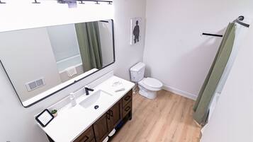 Chuveiro/banheira combinados, secador de cabelo, toalhas de banho