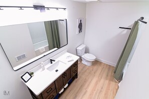 Bañera con ducha, secador de pelo, toallas