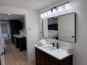 Combined shower/bathtub, hair dryer, towels