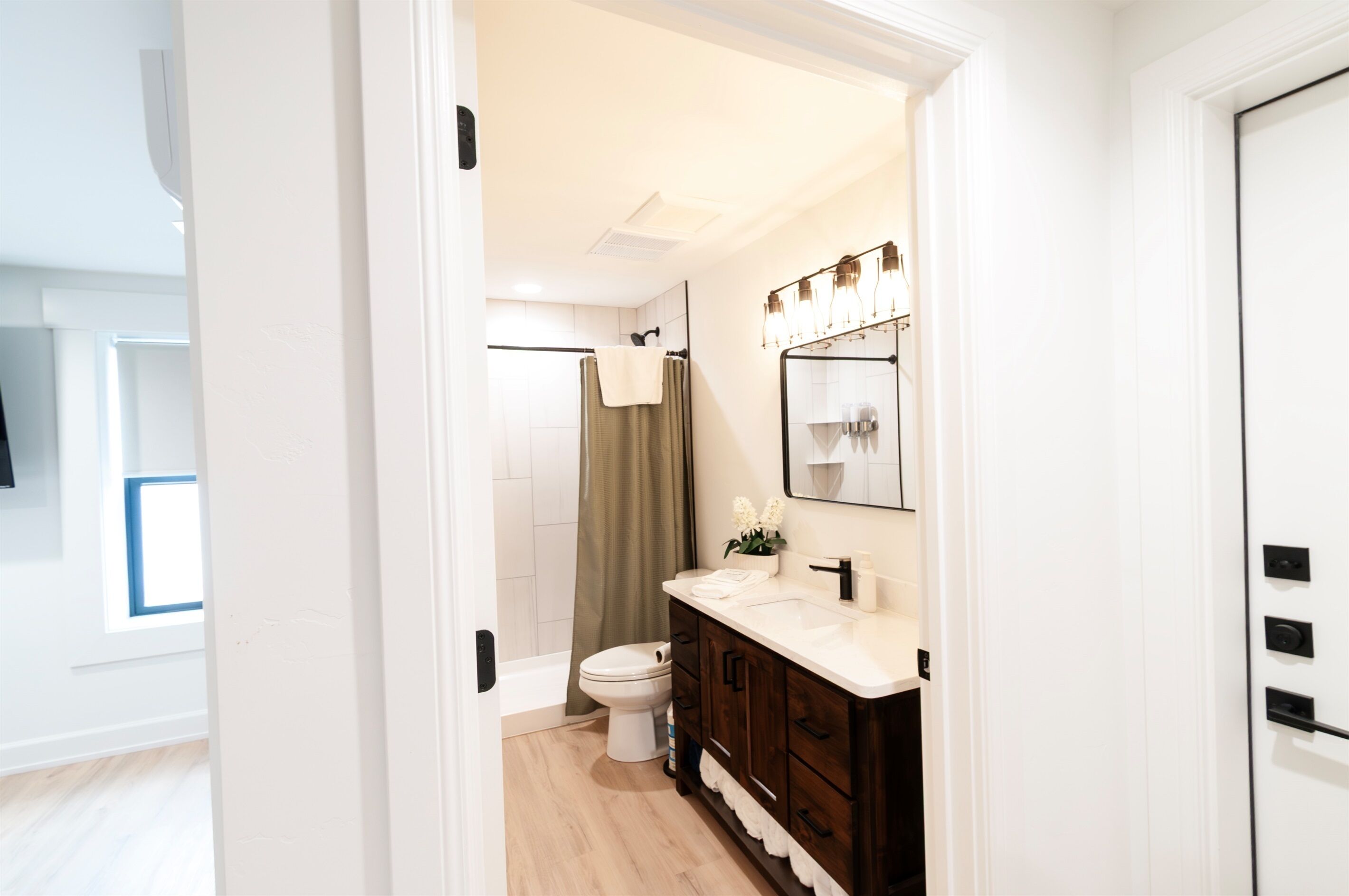 Duschwanne, Haartrockner, Handtücher