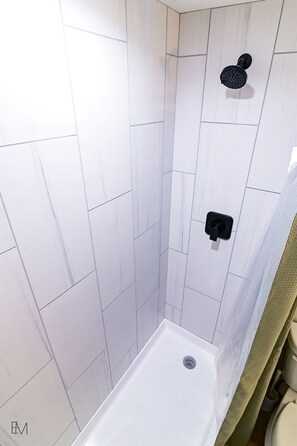 Combined shower/tub, hair dryer, towels
